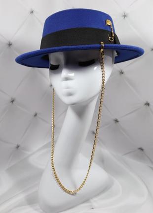 Шляпа женская канотье calabria с металлическим декором и цепочкой синяя (электрик)8 фото