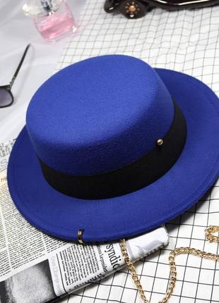 Шляпа женская канотье calabria с металлическим декором и цепочкой синяя (электрик)7 фото