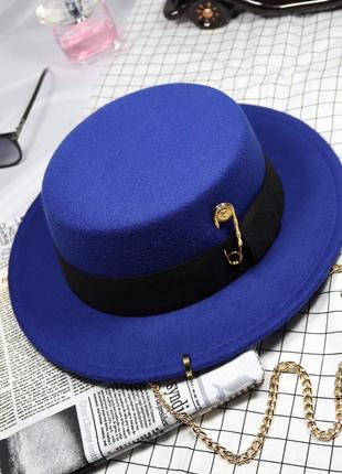 Шляпа женская канотье calabria с металлическим декором и цепочкой синяя (электрик)5 фото