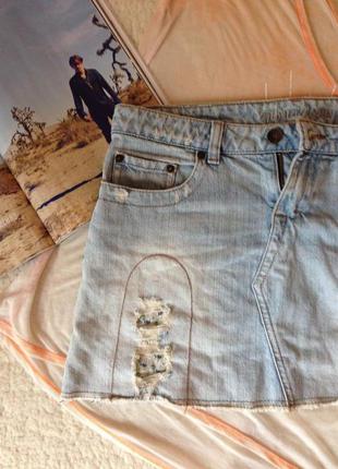 Літній розпродаж! джинсова міні-спідничка з модними дірками і квіткової підкладкою розмір xs-s