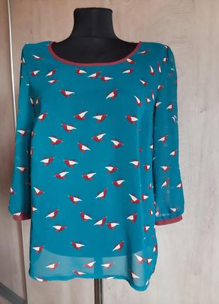 Яркая блузка с птицами