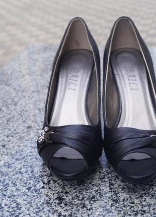Женские легкие туфли на каблуке2 фото
