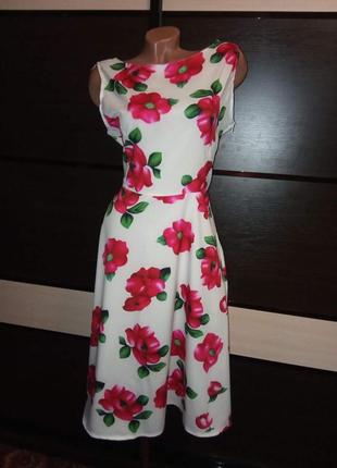 Платье в яркие цветы