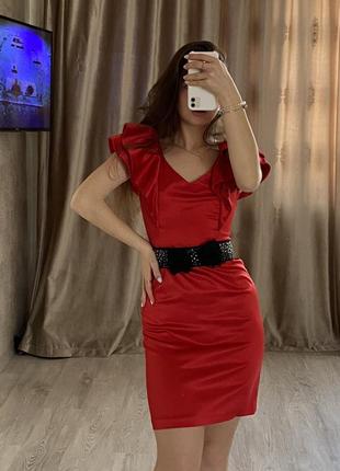 Шикарное красное атласное платье с воланами