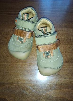 Туфлі ботінки кросівки