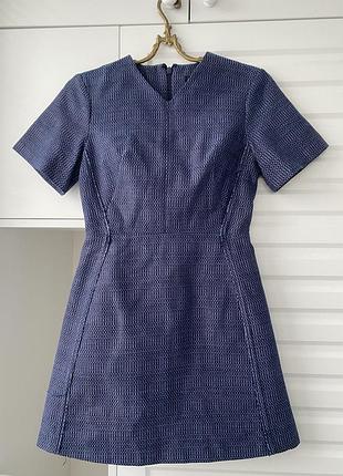 Темно-синее платье держит форму