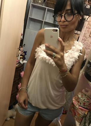 Эффектная и нарядная пудровая майка