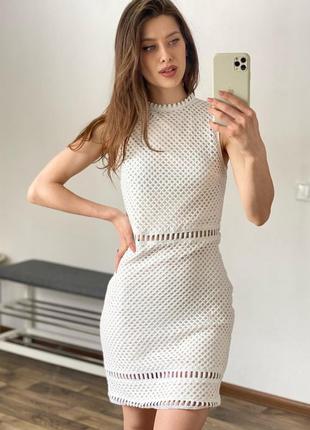 Стильное молочное платье в сетку missguided