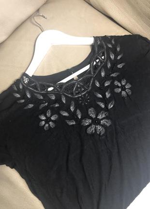 Хороша футболка з аплікацією