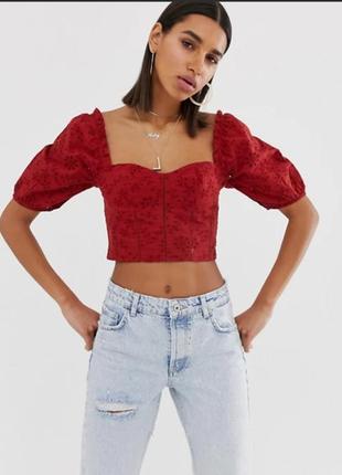 Красный кроп-топ с вышивкой ришелье bershka