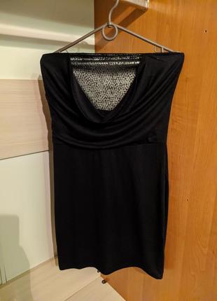 Черное платье с открытыми плечами2 фото