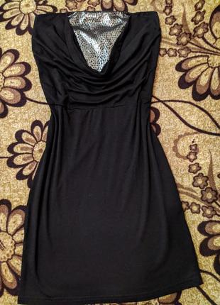 Черное платье с открытыми плечами1 фото
