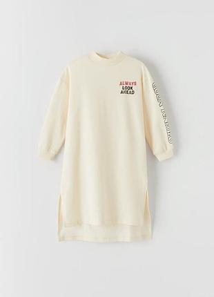 9 лет 134 см фирменное удлиненное платье с горловиной и надписями зара zara