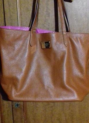 Сумка кожаная. вместительная. внутри кошелек