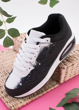 Стильні чорні білі кросівки на платформі товстій підошві модні