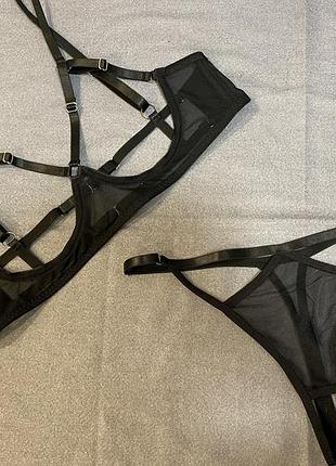 🔥🔥🔥пикантный контурный комплект бюстгальтер без чашек + стринги с разрезом