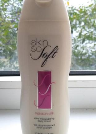 Інтенсивно зволожуючий лосьйон для тіла "ніжність шовку" skin so soft avon