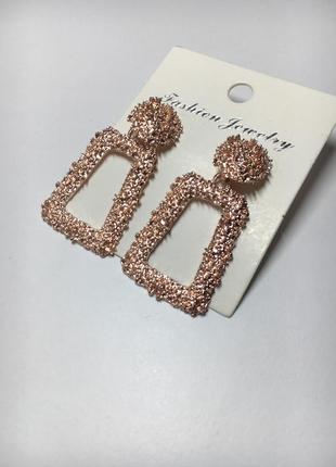 Стильные серьги