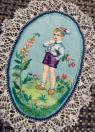 Дизайнерська антиквариатная картина вишивка гладдю "хлопчик з квітами"4 фото