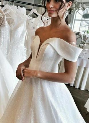 Шикарна весільна сукня .