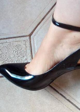 Шикарные, элегантные лаковые туфли 38 р