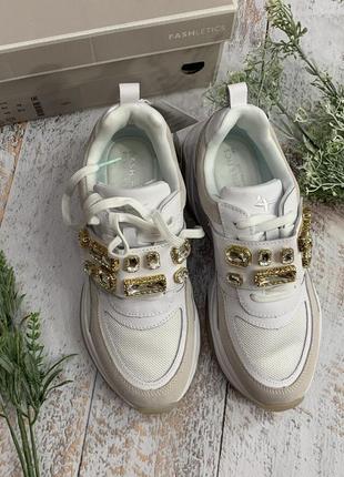 Гарні шкіряні кросівки в каменях