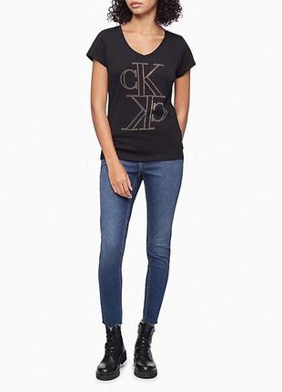 Футболка женская calvin klein studded mirror monogram logo v-neck t-shirt2 фото