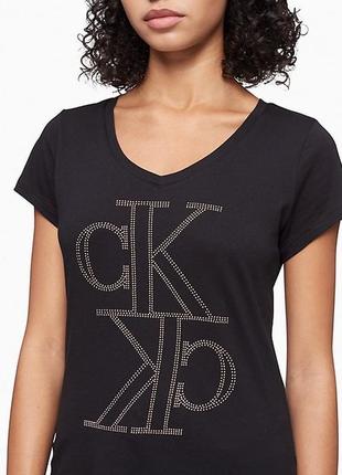 Футболка женская calvin klein studded mirror monogram logo v-neck t-shirt