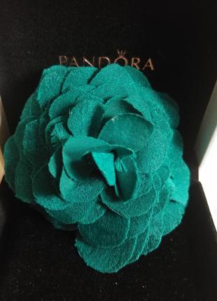 Брошка троянда