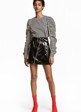 Лаковая юбка c поясом  h&amp;m 4