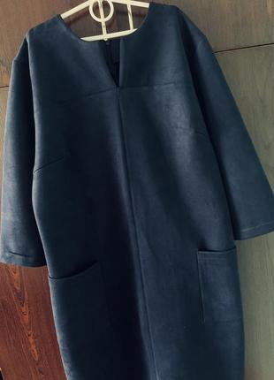 Дизайнерское замшевое платье кокон с v-образным вырезом горловины.6 фото