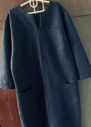 Дизайнерське замшеве плаття кокон з v-подібним вирізом горловини.7 фото