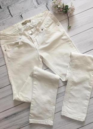 Белые стрейчевые брюки
