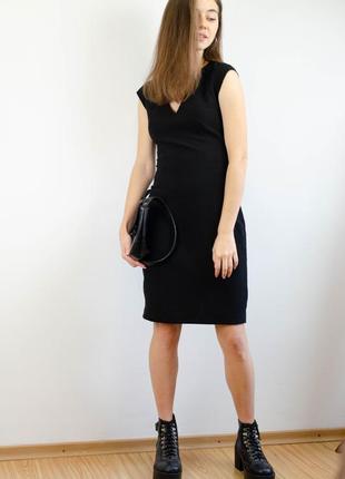 H&m черное облегающее миди платье футляр по колено с v вырезом по фигуре чорна сукня