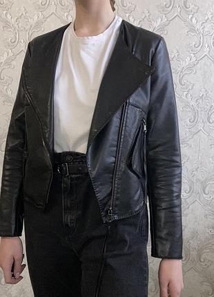 Стильная куртка из эко-кожи. кожаная