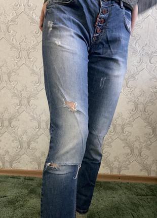 Синие джинсы-бойфренды с потертостями2 фото