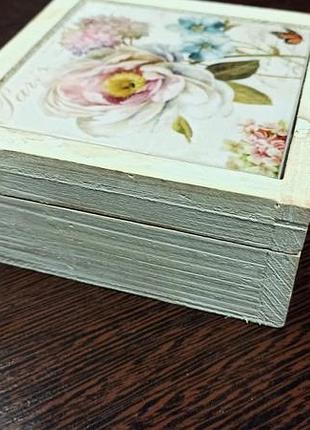 "потрепанная" коробка с верхом из плитки с цветочным рисунком (шкатулка)
