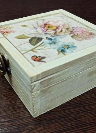 "потрепанная" коробка с верхом из плитки с цветочным рисунком (шкатулка)
