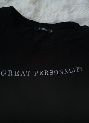 Чорна футболка з принтом"great personality" з підплічниками4 фото