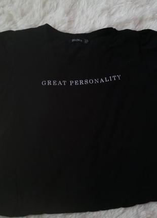 Черная футболка с принтом"great personality" с подплечниками10 фото