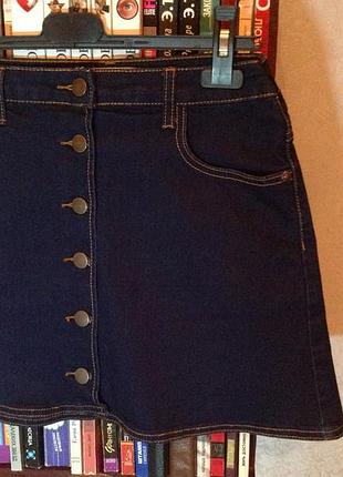 Актуальная джинсовая юбка на пуговицах бренда glamorous, р. 40