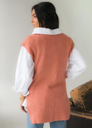 Женская жилетка с удлиненной спинкой и распорками3 фото