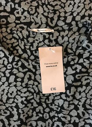 Очень красивое и стильное брендовое платье.