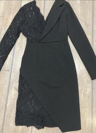 Стильное вечернее чёрное платье с открытым гипюровым плечом