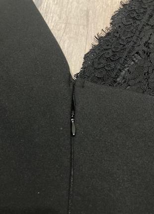 Стильное вечернее чёрное платье с открытым гипюровым плечом