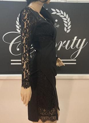 Стильное вечернее чёрное платье с открытым гипюровым плечом