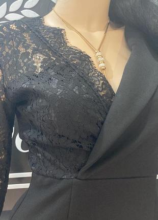 Стильное вечернее чёрное платье с открытым гипюровым плечом