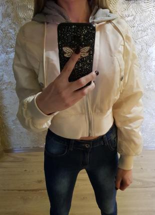 Короткая белая курточка от bershka!1 фото