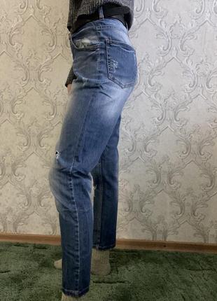 Синие джинсы-бойфренды с потертостями3 фото