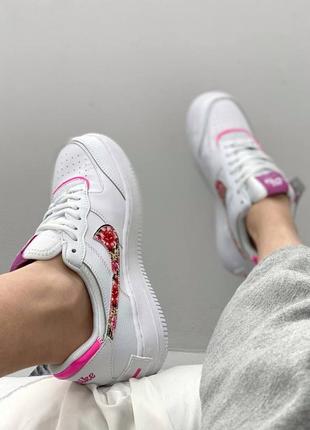 Женские стильные весенние кроссовки nike air force 1 shadow white/pink/flowers3 фото